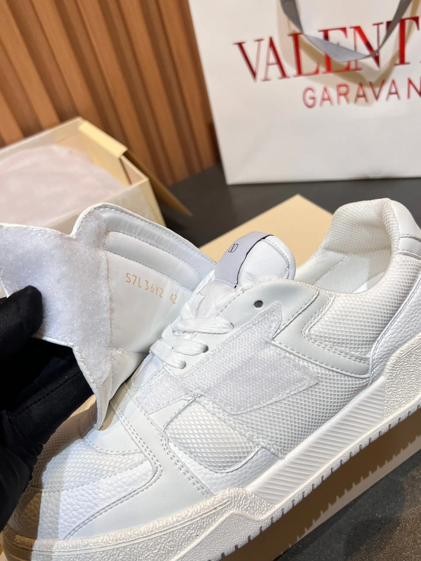 Men's men's shoes 💰760 VLTN Valentin 𝑶𝒏𝒆𝑺𝒕𝒖𝒅 Couple's sneaker series Valentino 2025 new couple's sneakers are on sale. The original ZP purchased and disassembled. Repeated pattern making and modification. The strength must be restored one to one! Top luxury masterpiece Velcro design Soft and comfortable imported calfskin 🧧brings excellent and elegant texture and excellent on-foot comfort Top purchasing version upper: imported calfskin surface/original oil edge craftsmanship Inner: water-dyed cowhide lining Outsole: original development 𝐓𝐏𝐔 two-color combination outsole Packaging: original configuration complete package Code number: 35-46 (45 46 customized)